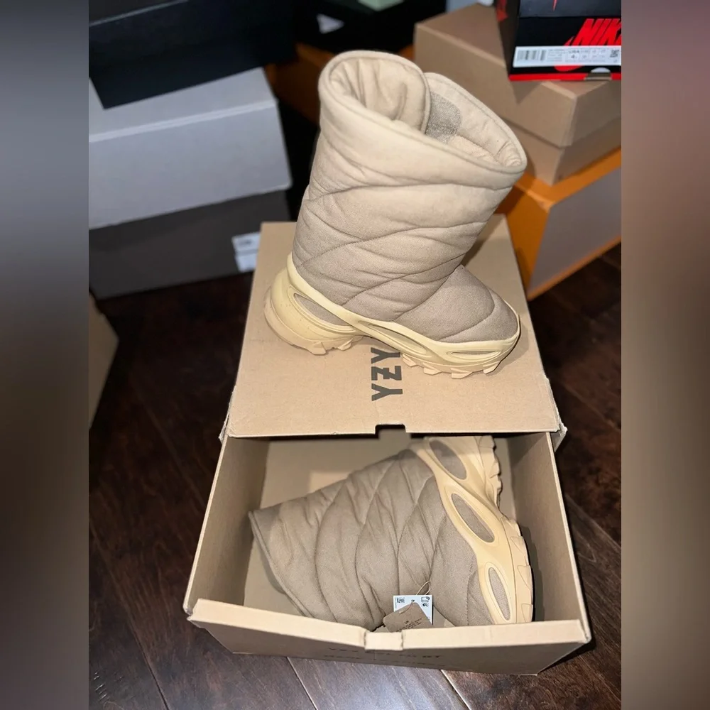 Yeezy NSLTD Boot 2021 in “Khaki' - Picture 2 of 5